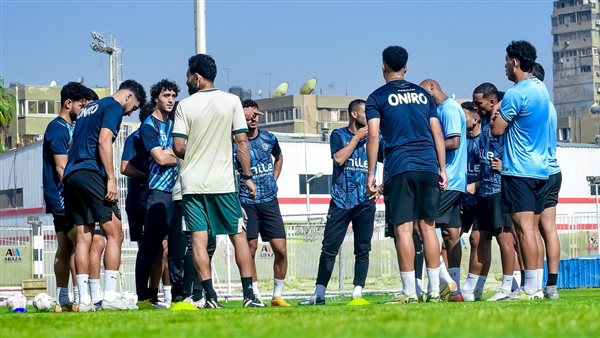 أيمن الرمادى يعقد جلسة مع لاعبى الزمالك قبل انطلاق المران