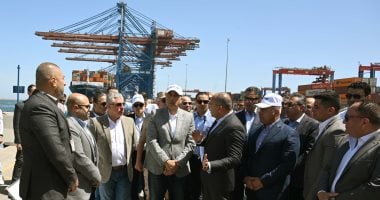 رئيس الوزراء يتفقد محطة دحرجة السيارات RORO التابعة لشركة SCAT