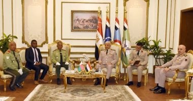 الفريق أول عبد المجيد صقر يلتقى وزير الدفاع بدولة مدغشقر