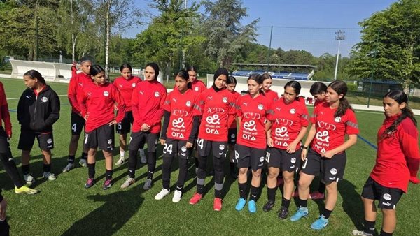 المنتخب الوطني للكرة النسائية يصل القاهرة بعد ختام معسكره التدريبي بباريس