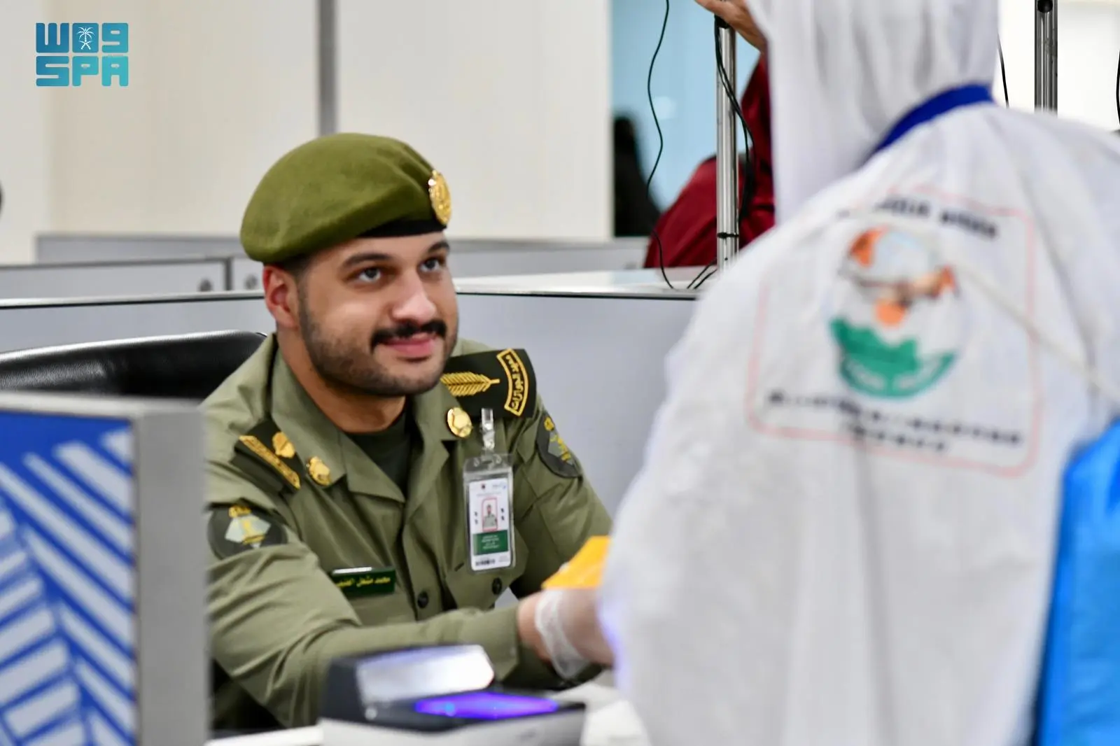 جوازات مطار الأمير محمد بن عبدالعزيز بـ #المدينة_المنورة تستقبل أولى رحلات ضيوف الرحمن القادمين من #النيجر لأداء فريضة الحج لهذا العام 1446هـ