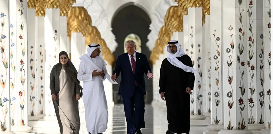 ترامب يندهش مما رآه في مسجد زايد الكبير.. تيجان الأعمدة من الذهب والسجادة بـ10 ملايين دولار