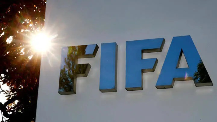 انتهي زمن “الكباري”.. فيفا يفرض إجراءات صارمة على سوق الإنتقالات